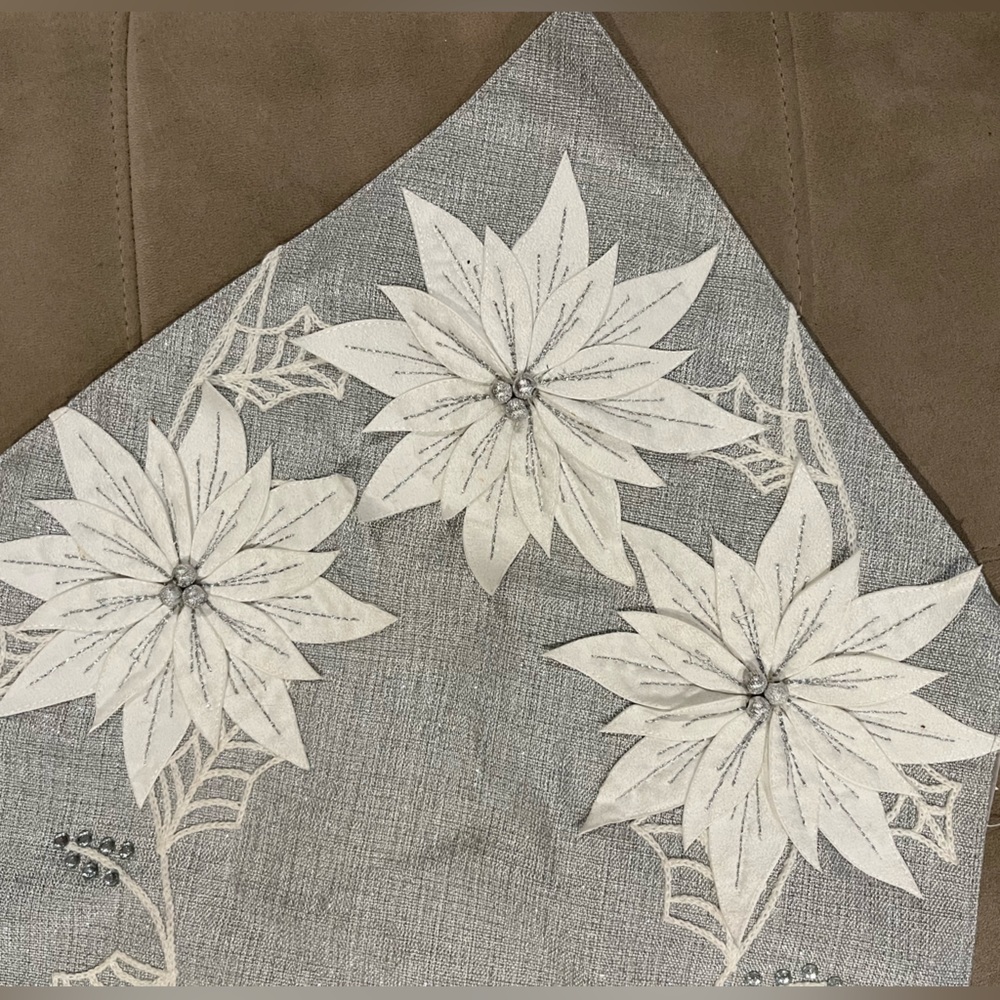 Winter themed table runner - Picture 2 of 5